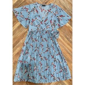 PrettyLittleThing: Dusty Blue Floral Pleated Midi Dress